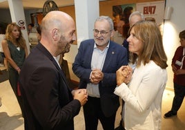 El alcalde de Laredo, Miguel González, el rector de la Universidad de Cantabria, Ángel Pazos, y la periodista Ana Blanco charlan antes del acto de clausura.