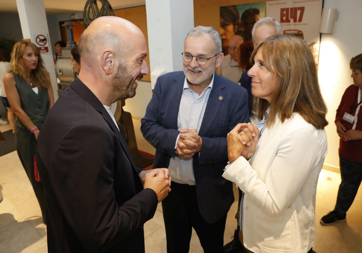 El alcalde de Laredo, Miguel González, el rector de la Universidad de Cantabria, Ángel Pazos, y la periodista Ana Blanco charlan antes del acto de clausura.