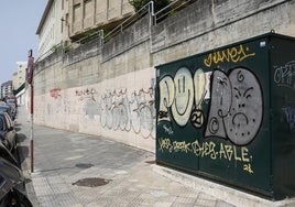 La calle León Felipe de Santander, con sus paredes llenas de grafitis.