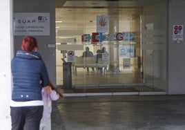 Una mujer espera a la entrada del SUAP de Los Castros.