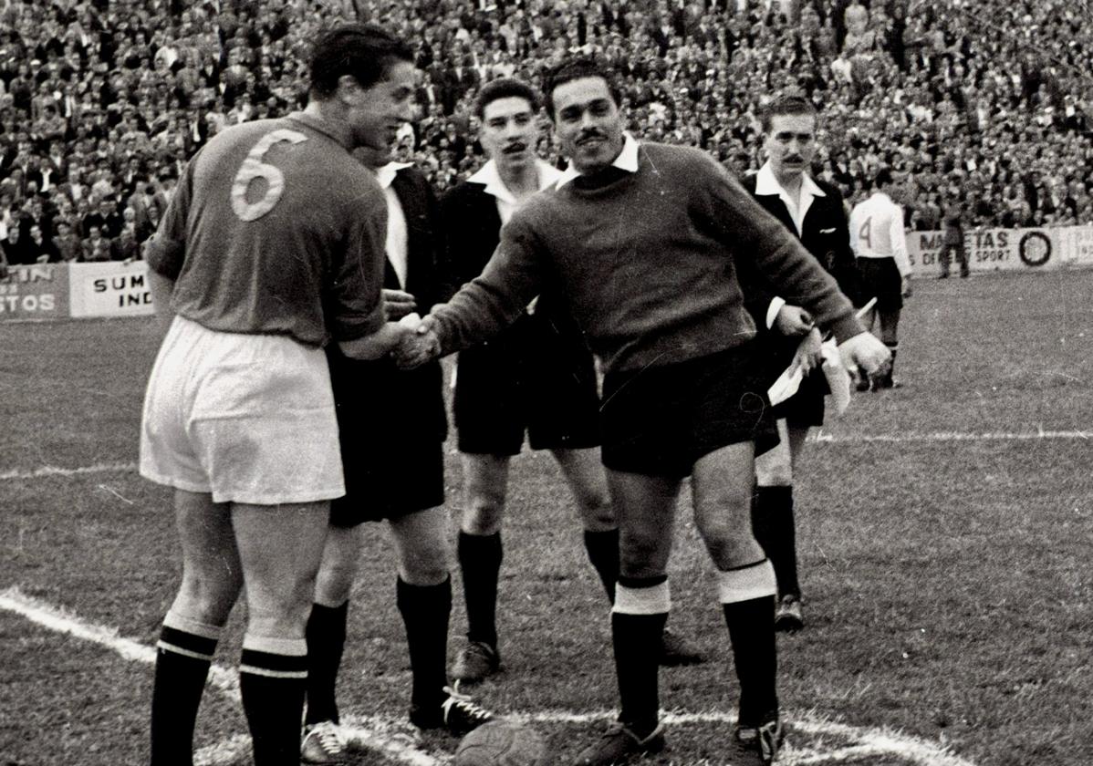 Ortega saluda al capitán del Oviedo, Falín, en los Campos de Sport en 1952.