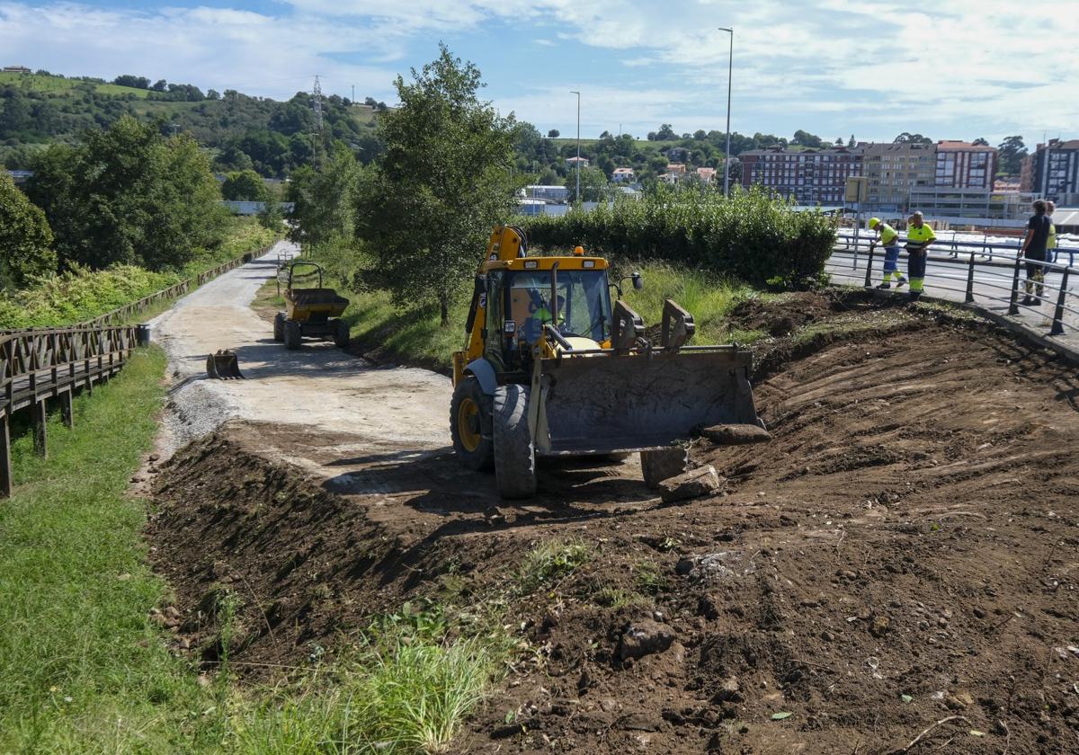 Operarios trabajan en la construcción y adecuación del arco norte para levantar la vía auxiliar, esta semana, en Torrelavega.