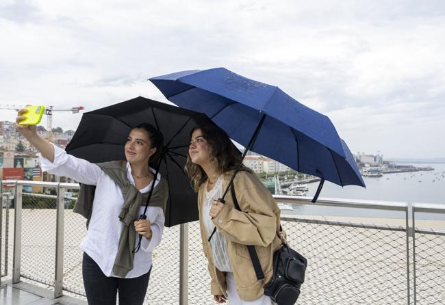 El agua no impidió que los turistas disfrutaran del Centro Botín.