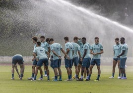 El Racing se ha entrenado el lunes y martes en La Maruca (Muriedas) para preservar el césped del campo 2, el único disponible estas semanas.