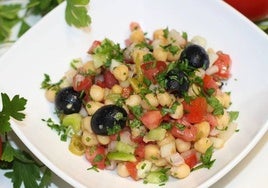 Ensalada de garbanzos en una versión propia del verano.