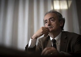 José Carlos Llop, autor de diarios, relatos y ensayos, continúa edificando una trayectoria singular, moviéndose entre géneros.