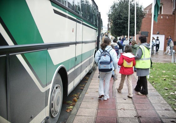 Escolares de una de las más de 500 rutas que existen en Cantabria.