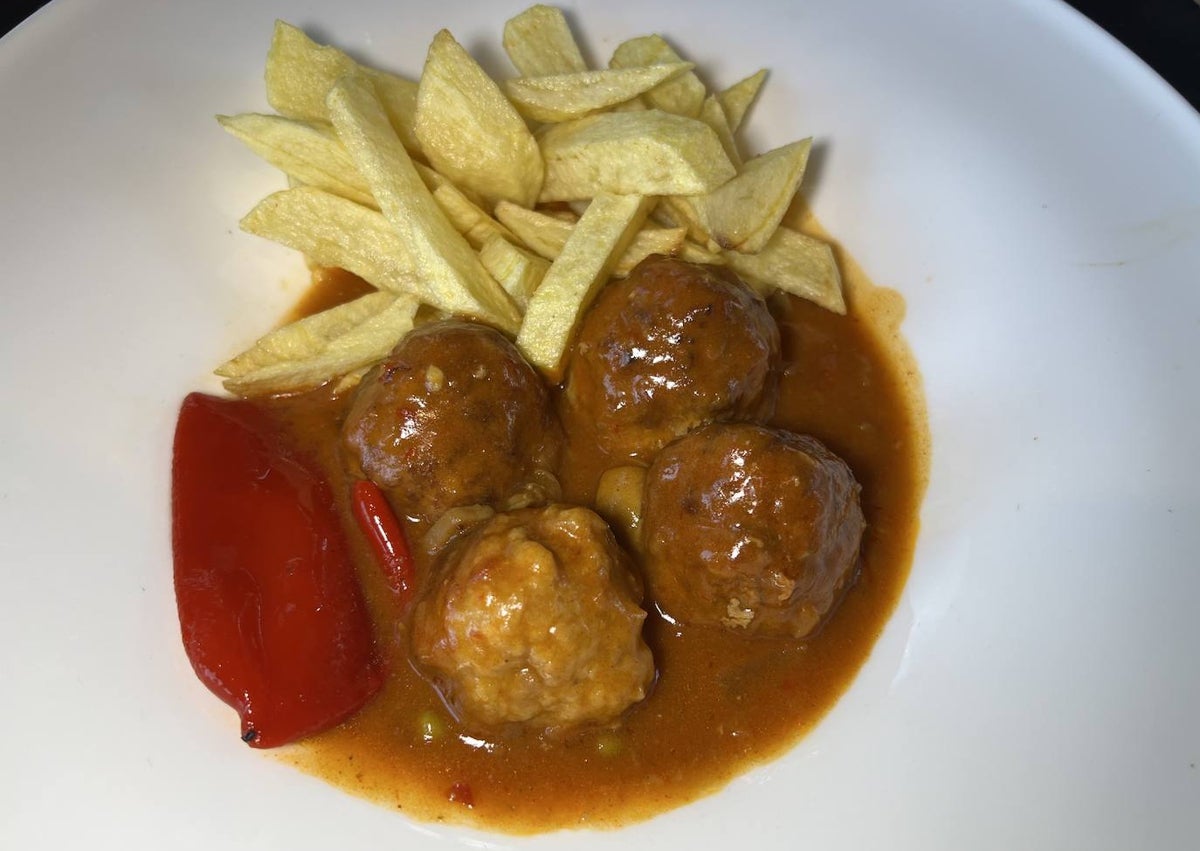 Imagen secundaria 1 - Garbanzos con langostinos, albóndigas de ternera local y los cocineros José Gutiérrez (propietario) y David Ortiz.