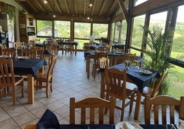 Galería-comedor acristalado con excelentes vistas al paisaje de montaña de la comarca.