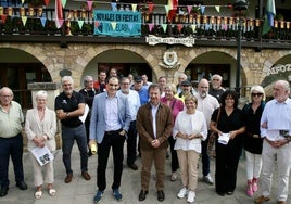 El consejero Palencia y el alcalde Bretones, junto a los productores de limón de Novales