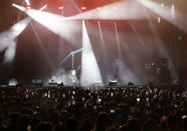 El público se entregó al festival y muchos lo capturaron con sus teléfonos móviles.