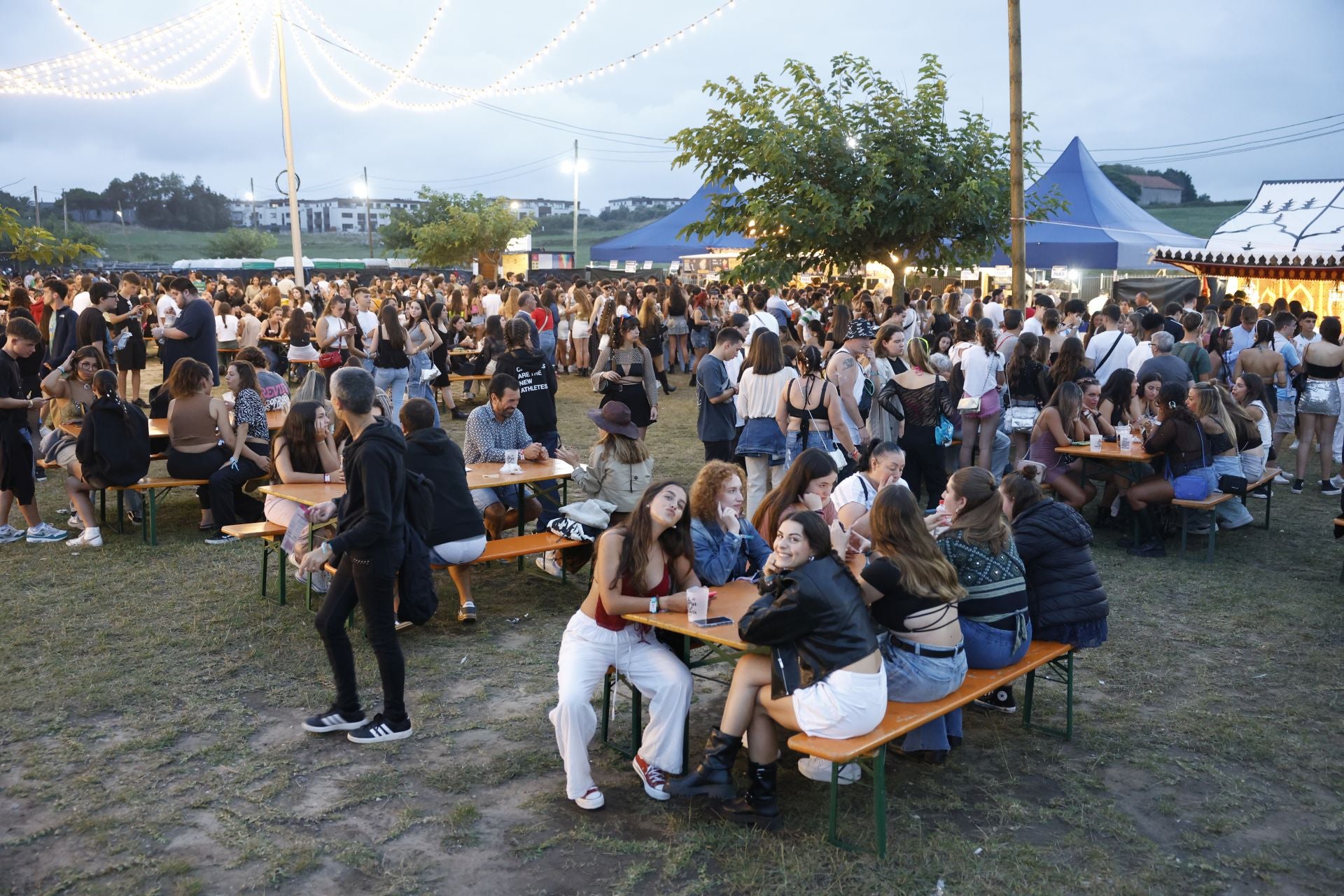 El entorno de la Virgen del Mar se ha llenado de jóvenes amantes de la música urbana.