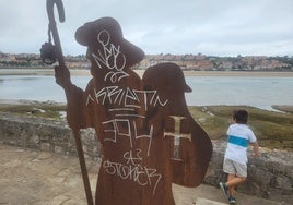 Escultura del peregrino dañada por los grafiteros.