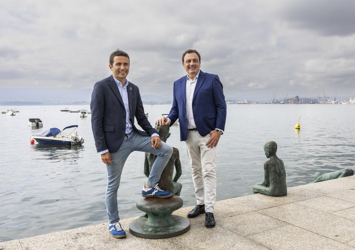 Pedro Casares (izquierda) y Félix de las Cuevas, este miércoles frente a la bahía de Santander.