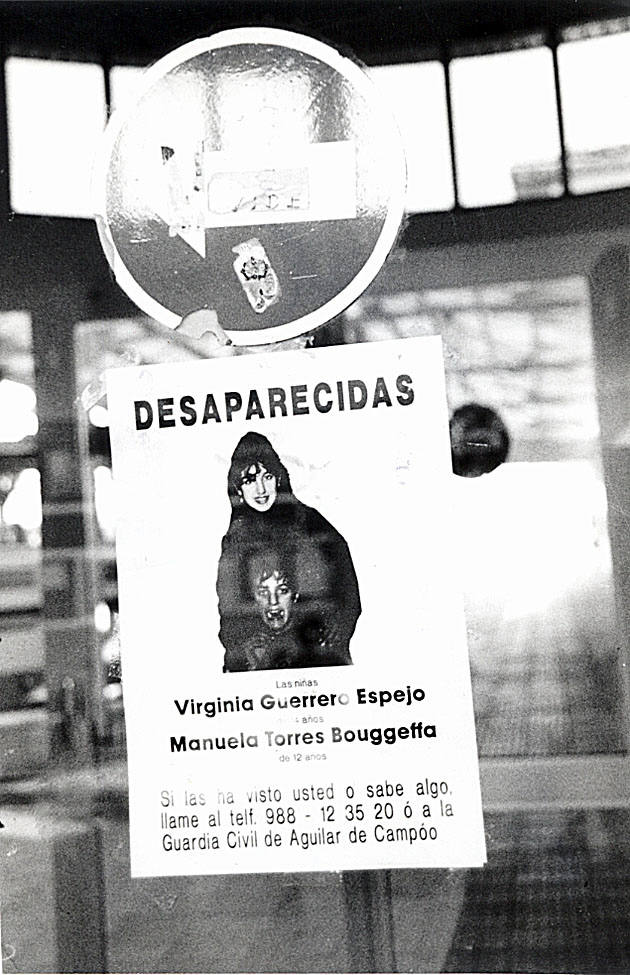 Imagen - Un cartel pegado en un establecimiento de Aguilar anuncia la desaparición de las niñas.