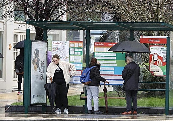 Imagen de archivo de una jornada de lluvia en Torrelavega.