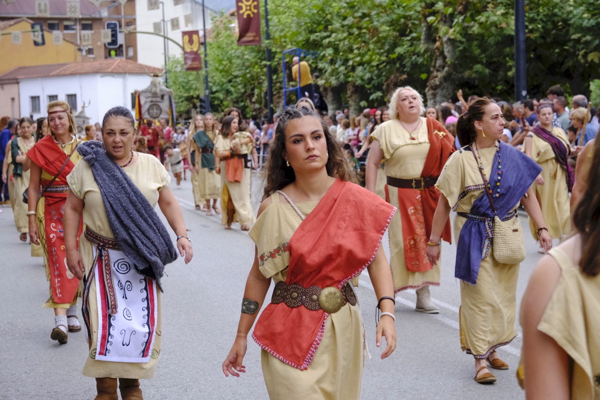 Doncellas romanas en su paseo por las calles de Los Corrales.