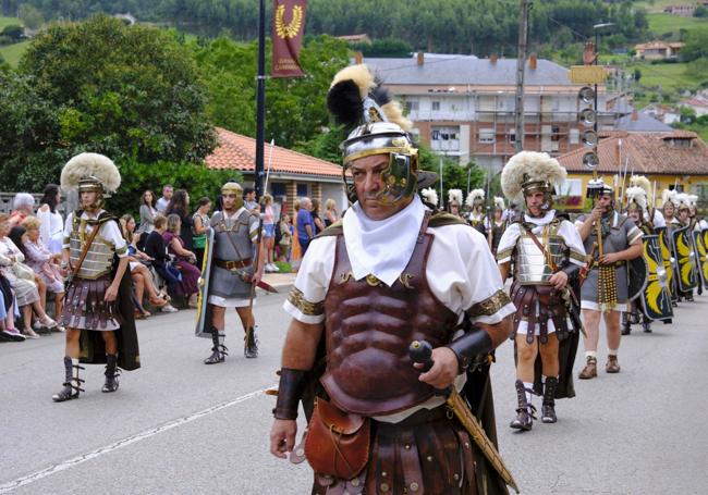 Una de las legiones romanas durante su recorrido por las calles de Los Corrales.