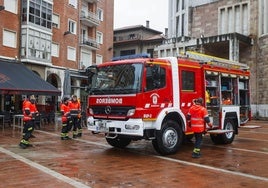 Presentación de un nuevo camión de bomberos en la Plaza Baldomero Iglesias.