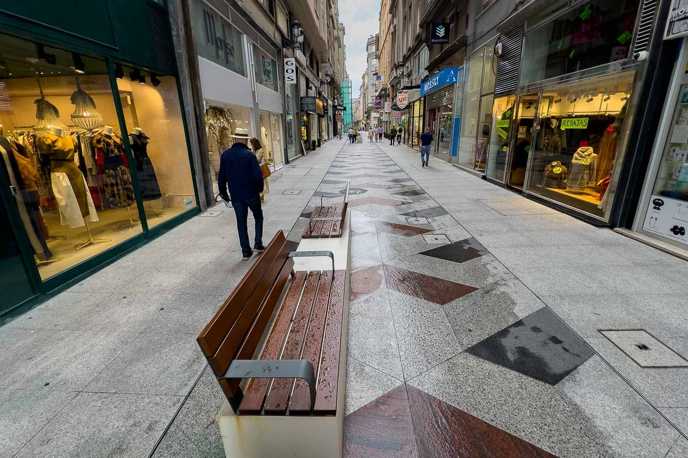 San Francisco. Estrenó imagen en 2023 y en esta rehabilitación también se apostó por un suelo de granito claro –dejando atrás un característico azul–, aunque con un patrón central de color teja y gris único en la ciudad. Los bancos que recorren la calle, dobles y mirando cada uno hacia un lado, tampoco se ven en otros viales de Santander. 