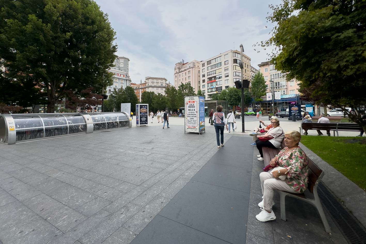 Plaza del Ayuntamiento. Rehabilitada integralmente en 2009, es más minimalista que antes y perdió elementos característicos como la farola de las Cuatro Estaciones –trasladada a la Alameda de Oviedo–. Las farolas elegidas para esta plaza tampoco se repiten en el entorno. Son sencillas, con líneas rectas y con dos focos colocados a distinta altura.