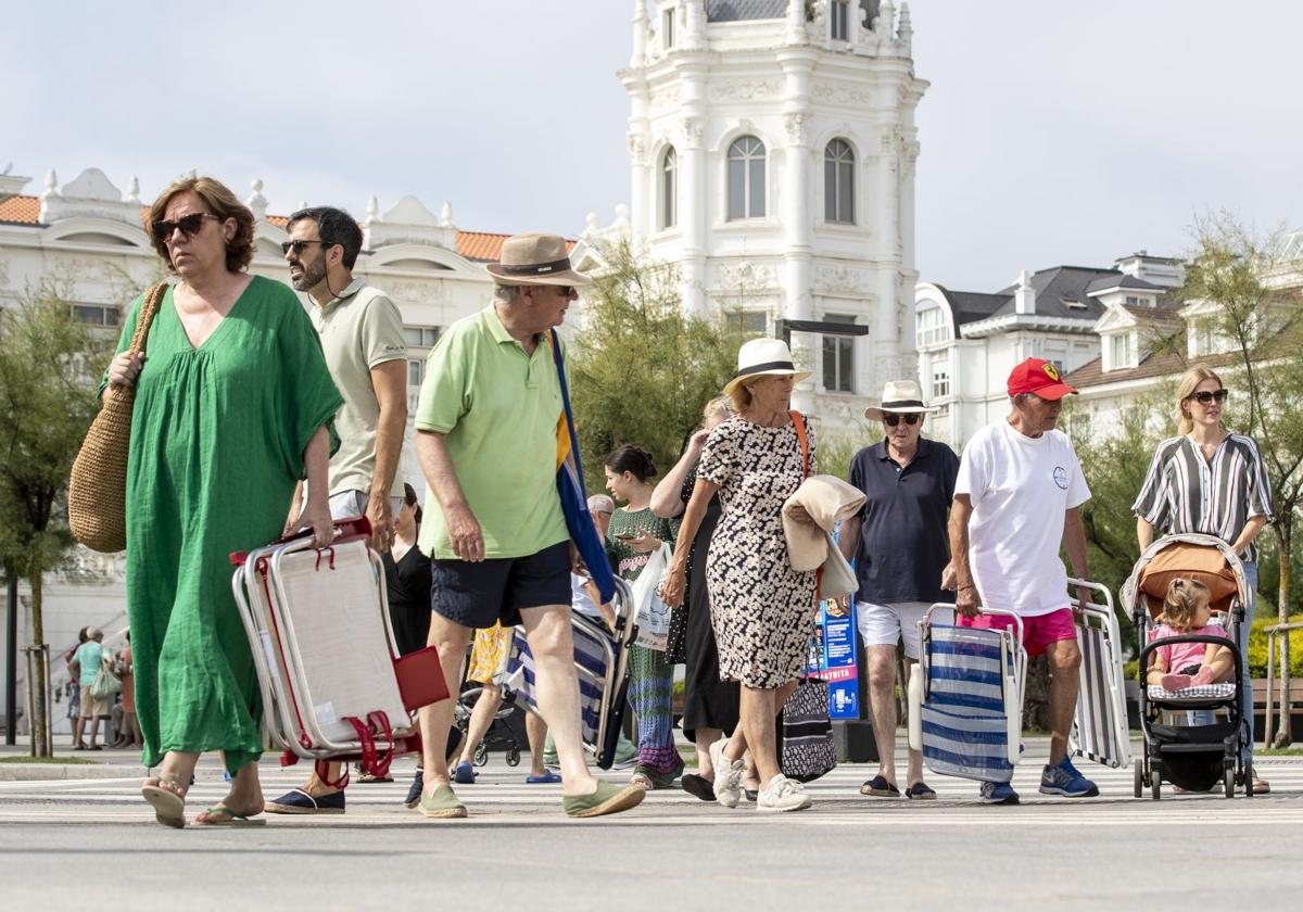 Trasiego de turistas en la zona de El Sardinero durante uno de los días de playa del verano.