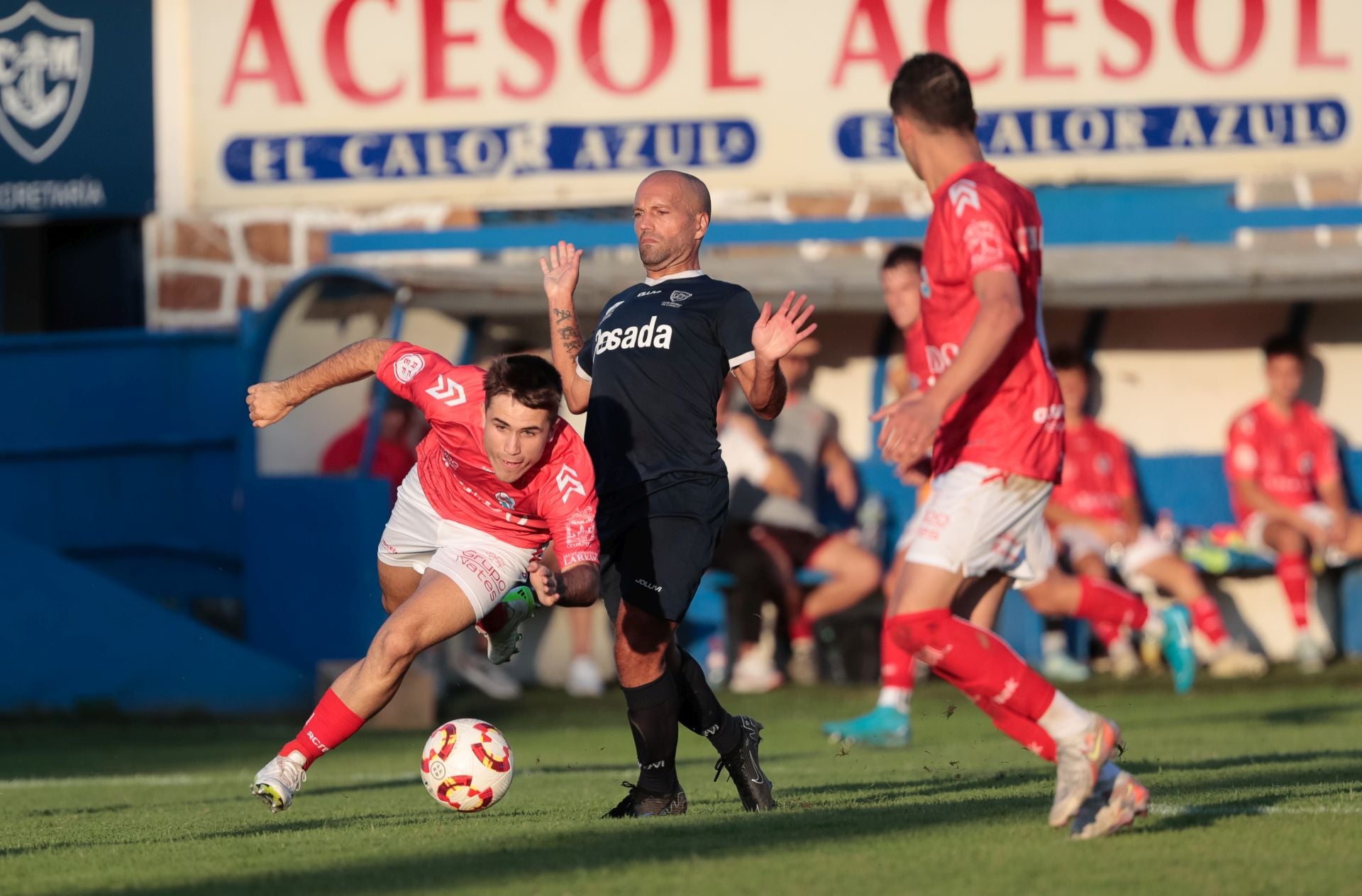 Oliver Helguera intenta llevarse el balón ante un rival del Marino de Luanco.