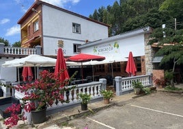 Fachada del establecimiento y terraza exterior, a la entrada de Novales por la carretera de Puente S. Miguel.