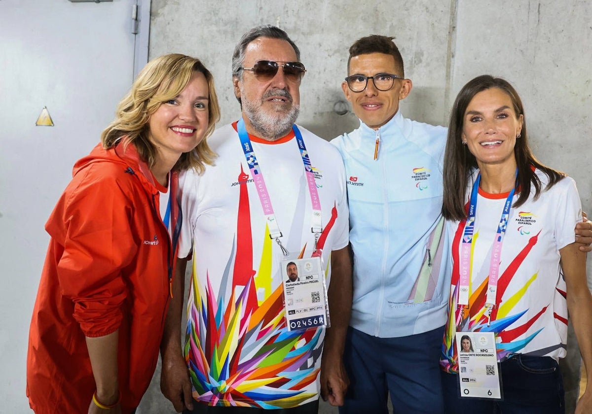 Pilar Alegría, ministra de Educación, FP y Deporte; Miguel Carballeda, presidente del CPE; el atleta Yassine Ouhdadi; y la reina Letizia luciendo la camiseta con el diseño de Okuda.