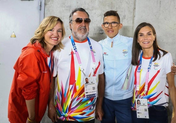 Pilar Alegría, ministra de Educación, FP y Deporte; Miguel Carballeda, presidente del CPE; el atleta Yassine Ouhdadi; y la reina Letizia luciendo la camiseta con el diseño de Okuda