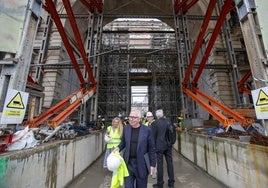 Chipperfield, en primer término, al finalizar la visita a las obras de Faro Santander con los participantes en el encuentro profesional organizado por el Banco Santander.