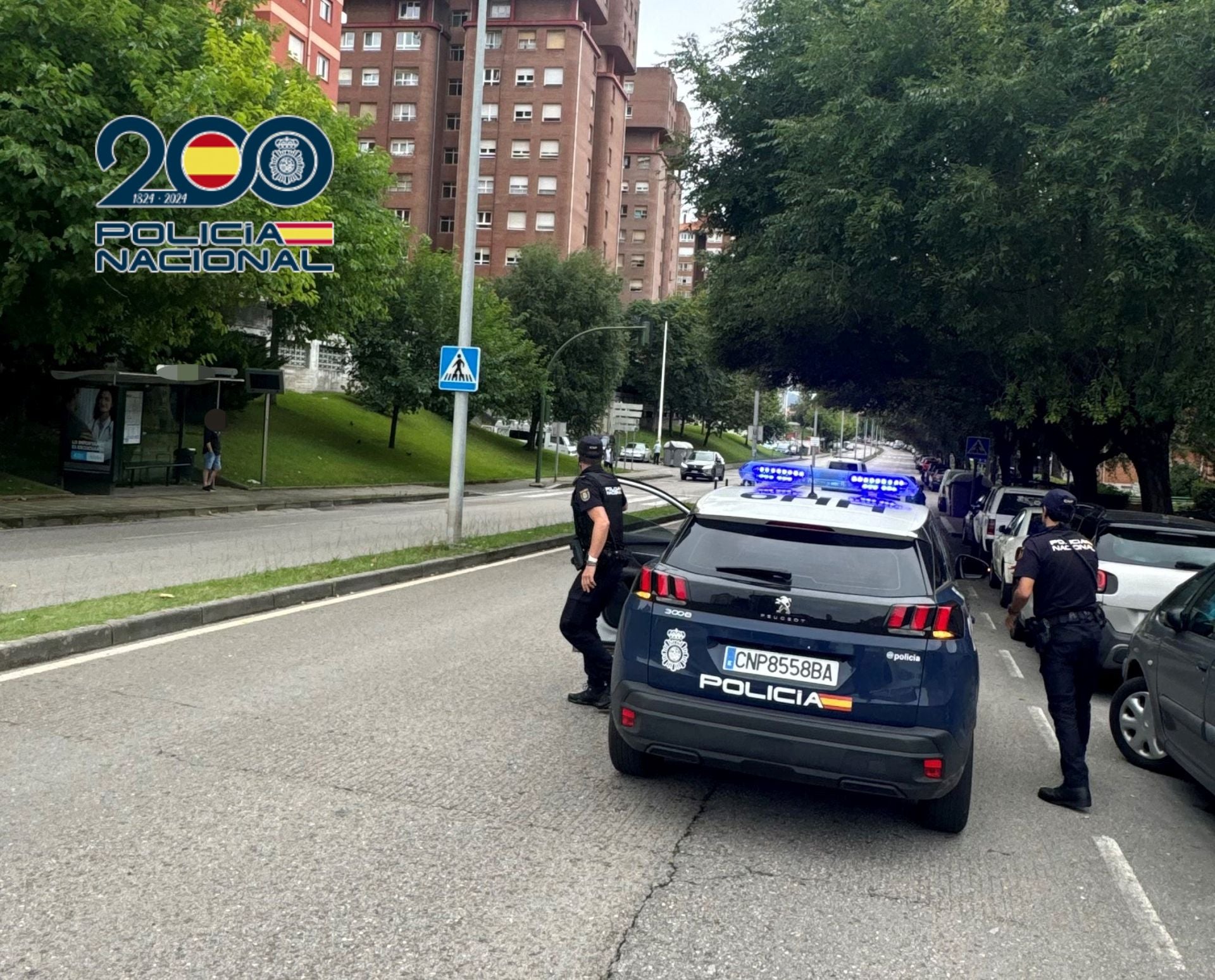 Imagen principal - La Policía evita que un joven se precipite desde una ventana en Cazoña