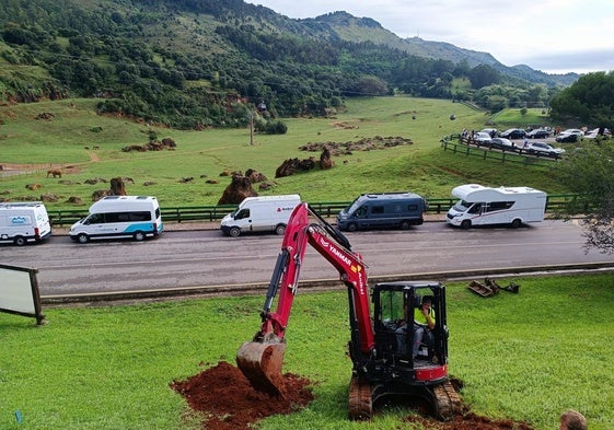 La pala excavadora trabajando en las obras para levantar el mirador sobre el Parque de Naturaleza de Cabárceno.