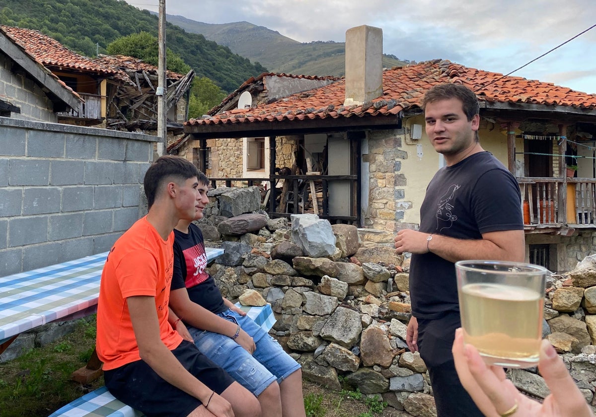 Un joven porta un vaso de agua turbia en la localidad de Santotís.