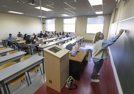 Imagen del curso pasado de una profesora dando clase en la Universidad de Cantabria.