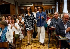 La escritora Ana Merino llegó al Aula Riancho acompañada por la vicerrectora de la UIMP, Matilde Carlón.