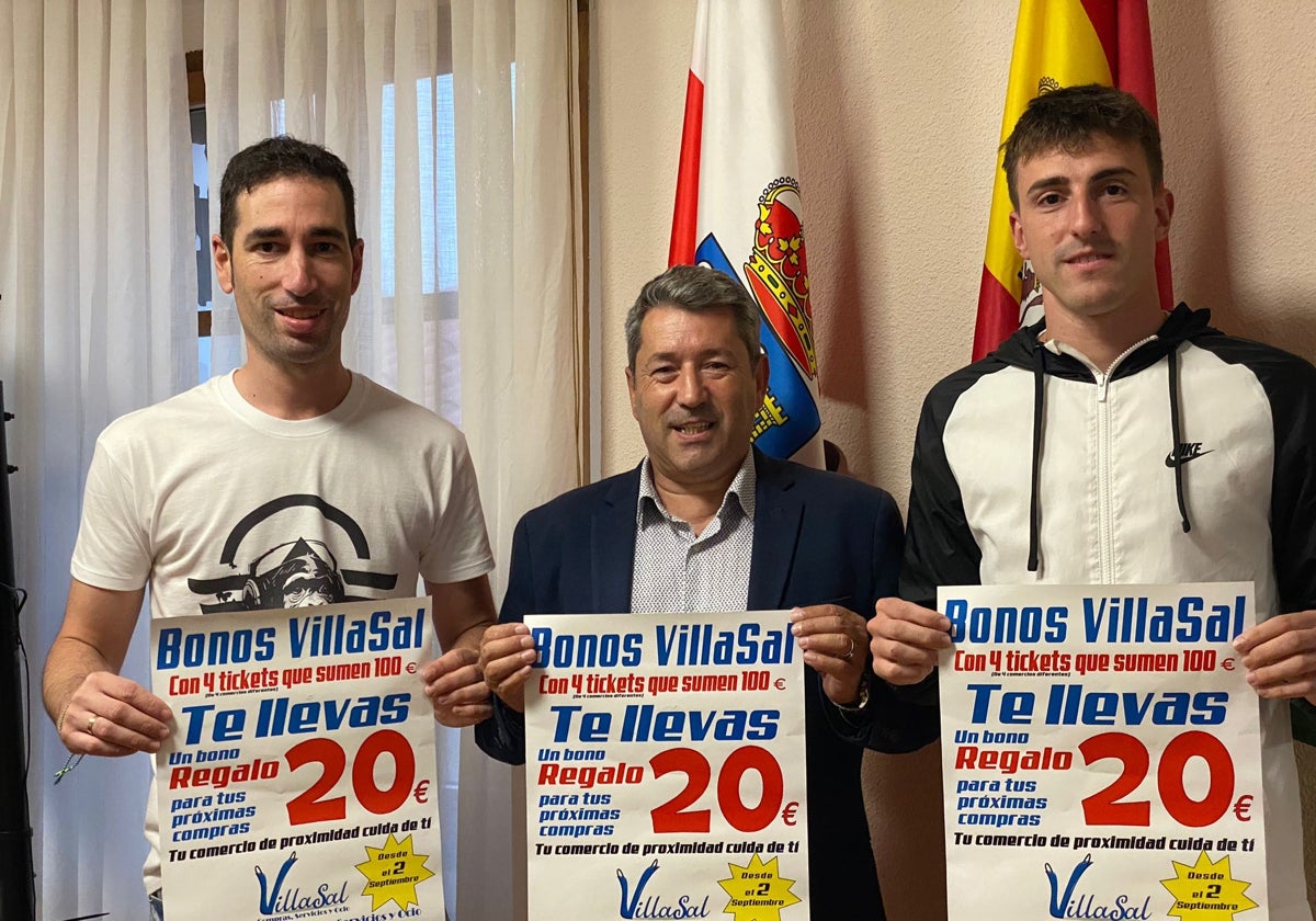 Los promotores de la campaña, de Villasal, con el alcalde, Óscar López (en medio).