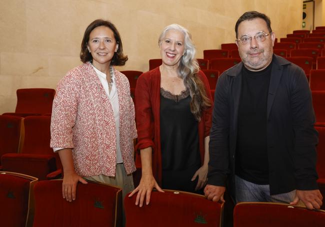 Otros caminos, otras miradas. Las proyecciones de documentales también se sumaron a la programación paralela del Festival con muy buena acogida. La Sala Pereda estrenó 'Carmen y María. Dos caminos y una mirada', rodado con ocasión del Premio Princesa de Asturias de las Artes a la cantaora Carmen Linares y a la bailaora María Pagés. La directora de la Fundación Princesa de Asturias, Teresa Sanjurjo, Pagés y el director del FIS Cosme Marina presentaron la cinta.