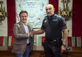 El alcalde recibe al subinspector Tomás Ramos