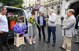 La alcaldesa ha presentado este martes el proyecto con la asociación de floristas.