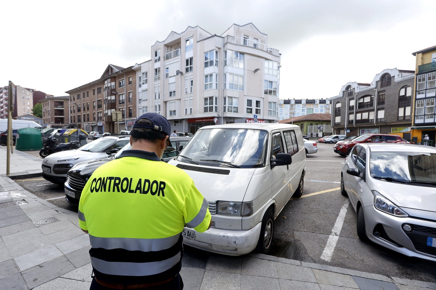 Un controlador del Estacionamiento Regulado Activo (ERA) vigila la situación de los vehículos aparcados en la calle Pando.