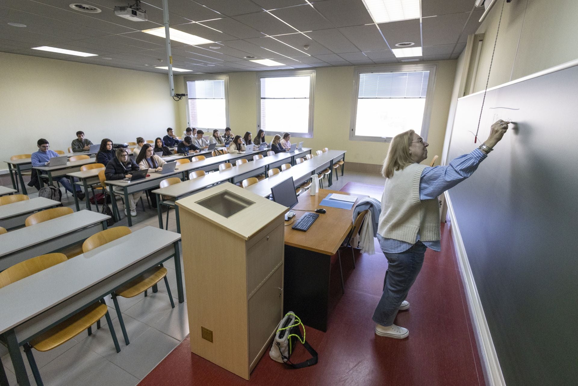 Imagen del curso pasado de una profesora dando clase en la Universidad de Cantabria.