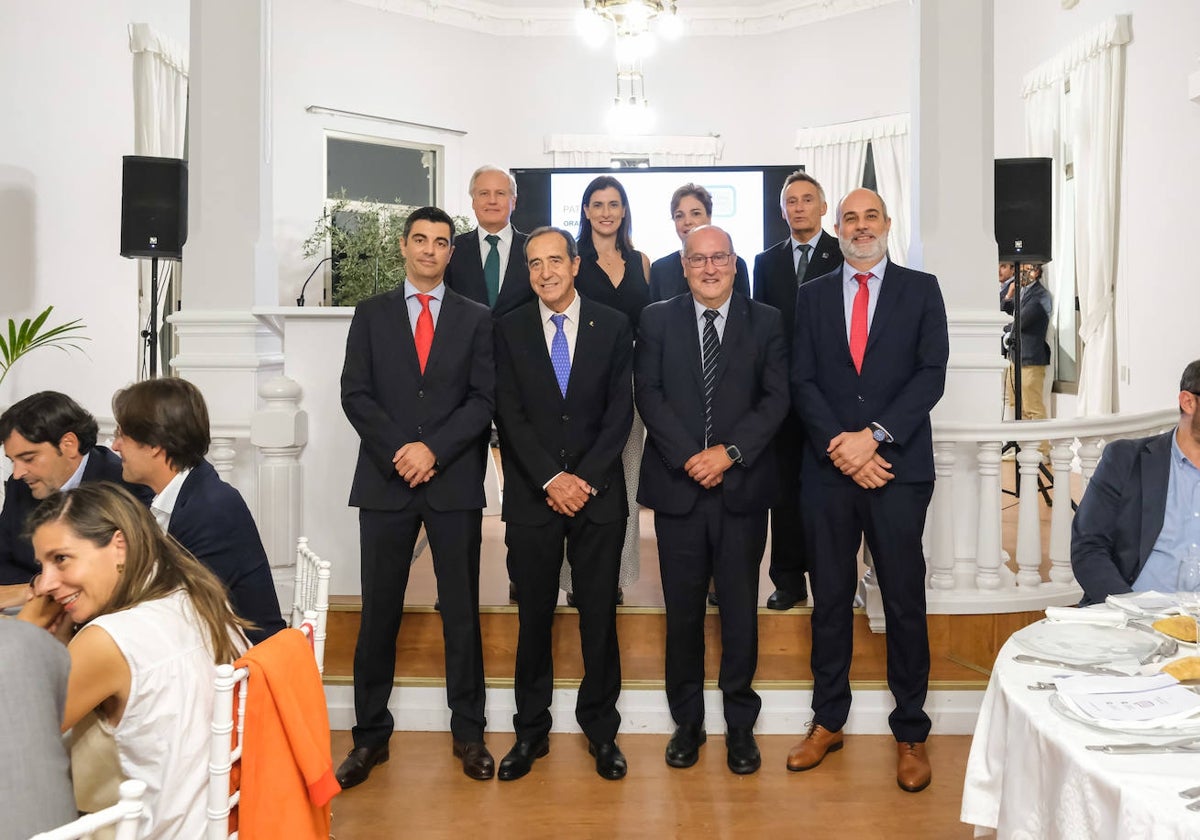 Organizadores del evento, autoridades y premiados en la VI Noche de las Telecomunicaciones en Cantabria.