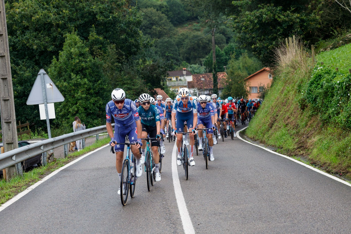 Los ciclistas del Alpecin, en cabeza, han trabajado durante toda la jornada para el triunfo de Kaden Groves.