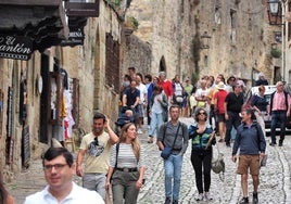 La calle El Cantón, en Santillana del Mar, repleta de turistas.