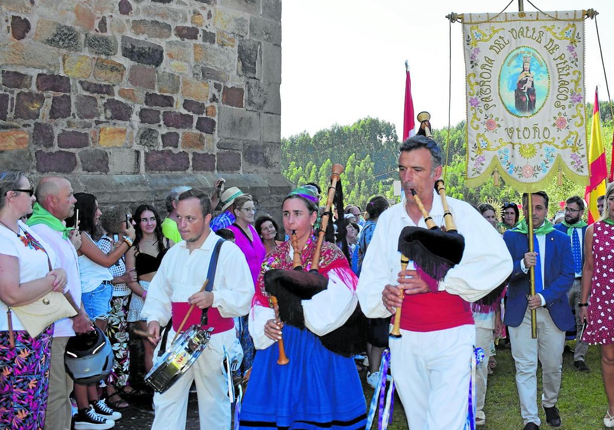 El alcalde, Carlos Caramés, al frente de la comitiva.