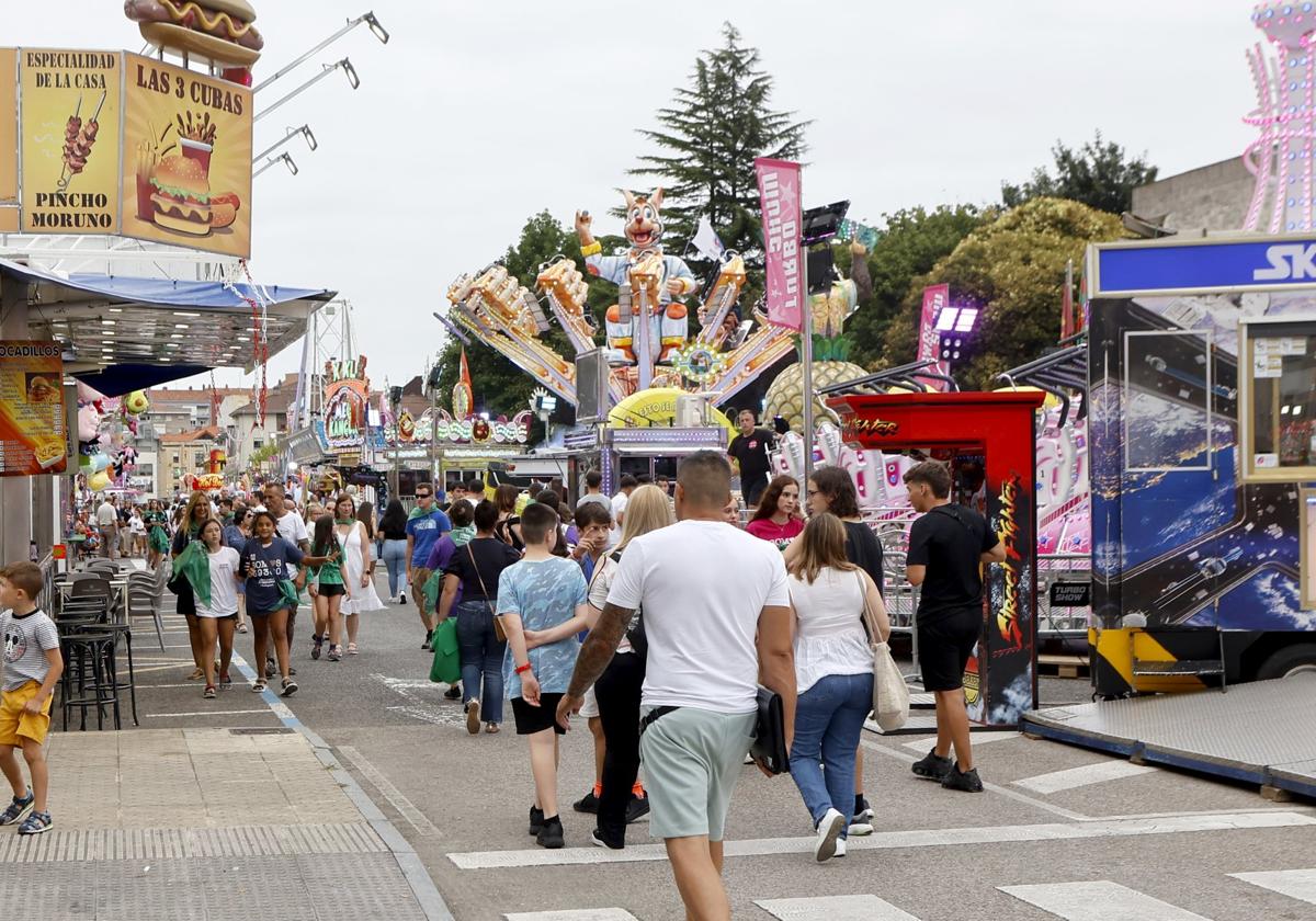 Las atracciones de las fiestas de Torrelavega se instalan cada año en el barrio de El Zapatón.