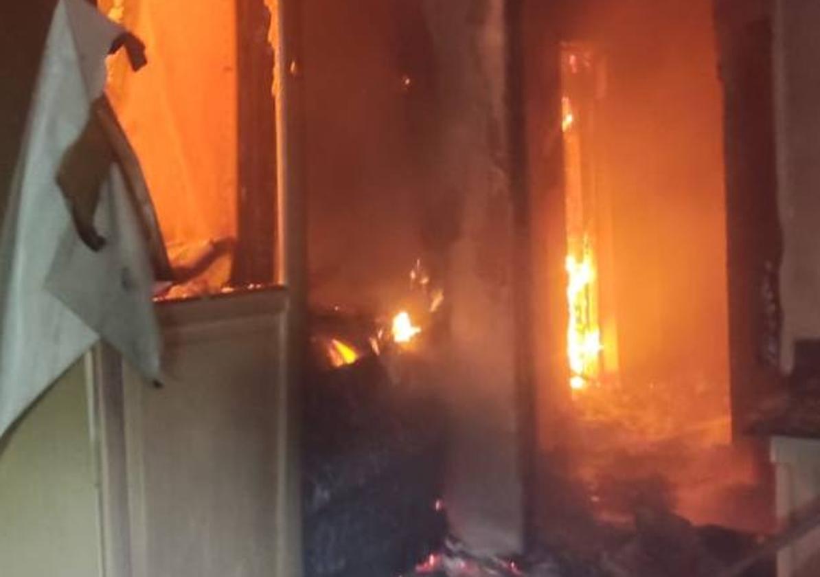 Un incendio calcina una casa de piedra de gran tamaño en Mioño