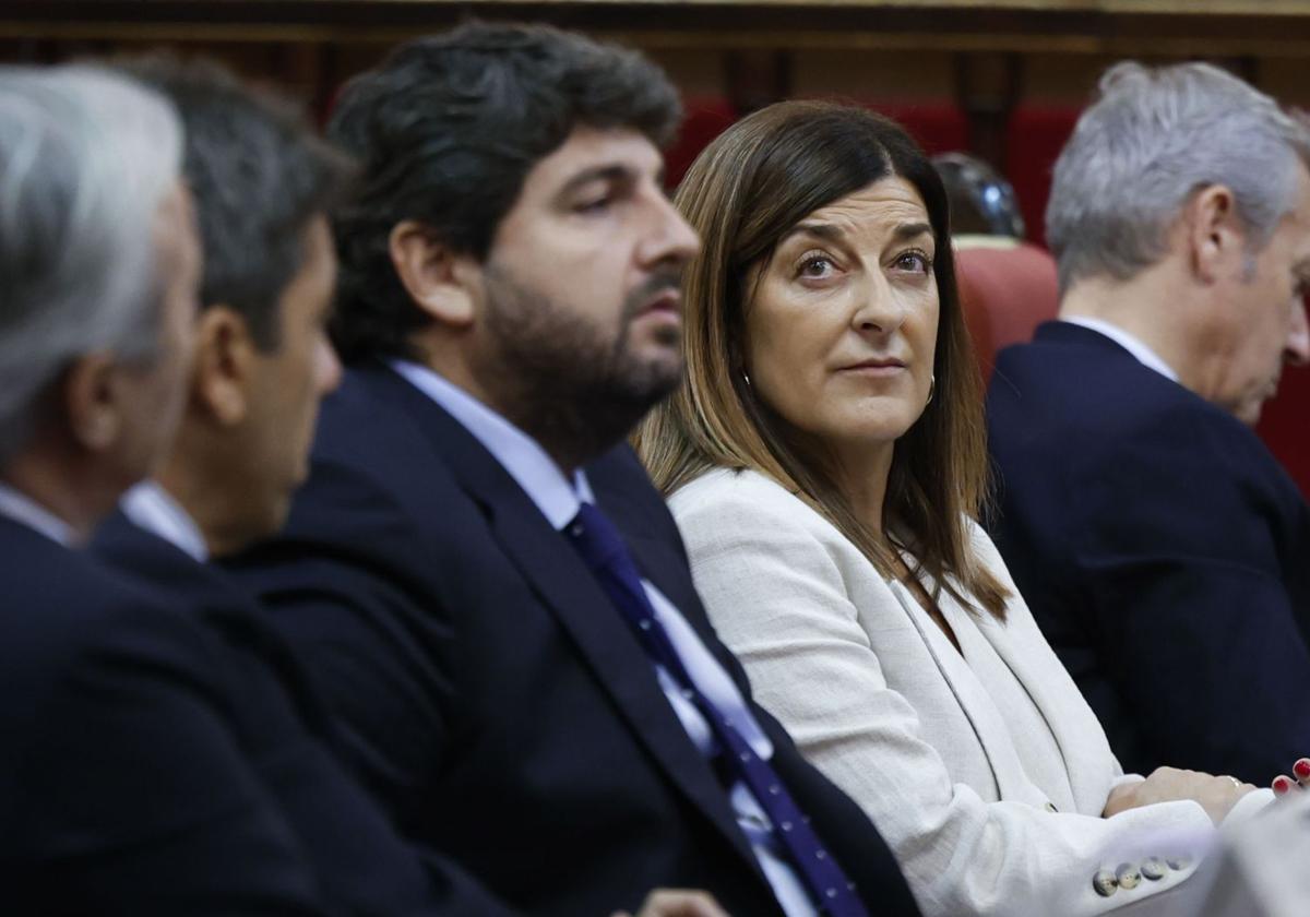 Buruaga, en el Senado, entre López Miras (Murcia) y Rueda (Galicia).