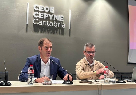 A la izquierda, el presidente de CEOE Cantabria, Enrique Conde, junto a Jorge Muyo, responsable de Innovación, Digitalización y Emprendimiento de la patronal.